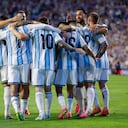 Lionel Messi, de Argentina, celebra con sus compañeros tras marcar el segundo gol del equipo durante el partido amistoso internacional entre Argentina e Islandia en el estadio Jordan-Hare el 9 de junio de 2026 en Auburn, Alabama.