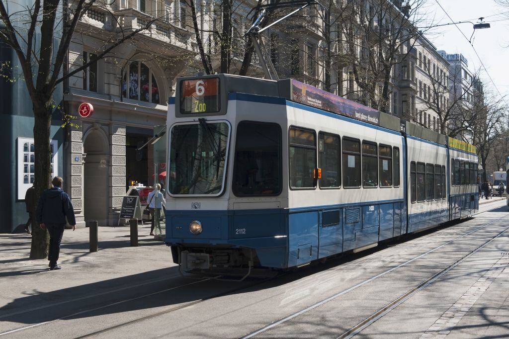 Un tranvía circulando sobre las vías; Zúrich Suiza. (Foto de: Keith Levit/Design Pics Editorial/Universal Images Group vía Getty Images)
