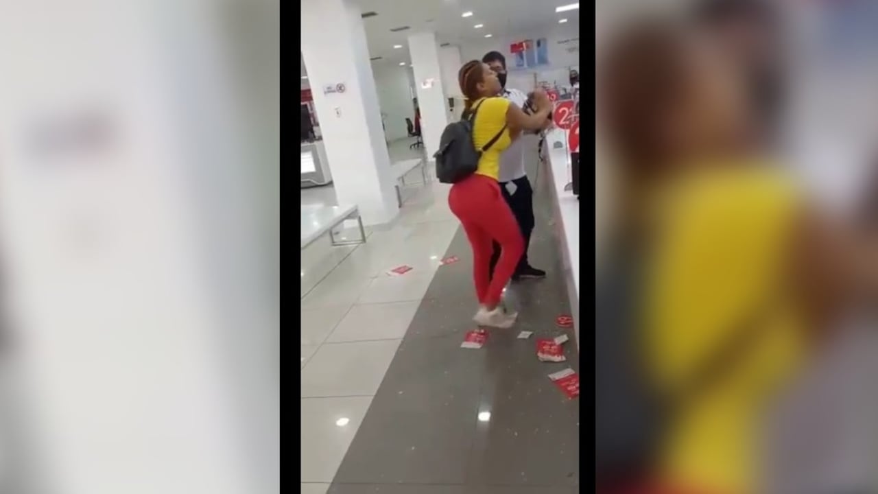 La mujer destruyó un televisor y otros productos en el local de Claro en Cartagena.