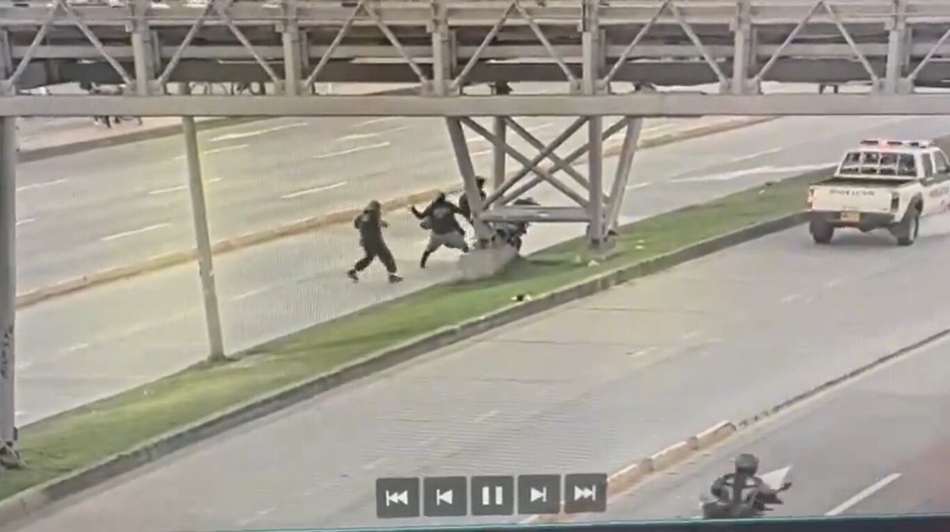 Los uniformados dispararon, pues los encapuchados atacaron la patrulla en la que se desplazaban con artefactos explosivos.