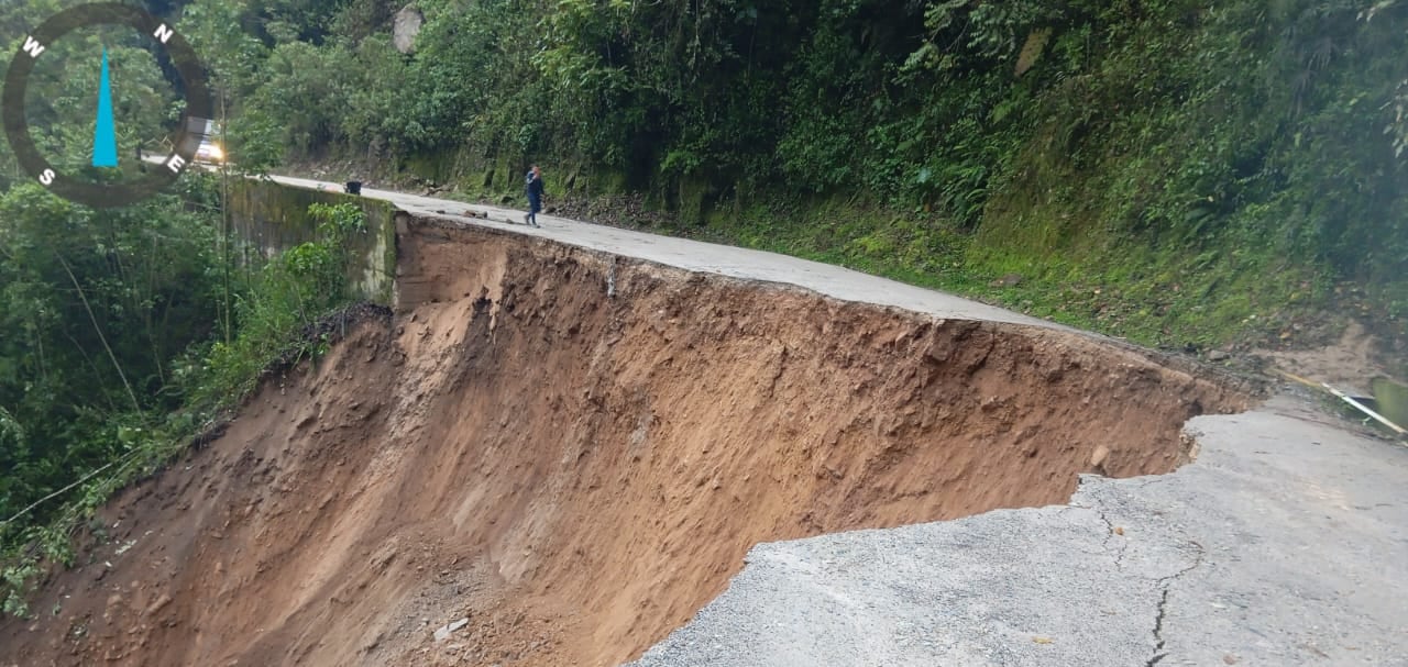 La vía quedó completamente inhabilitada, como si se la hubiera tragado la tierra.