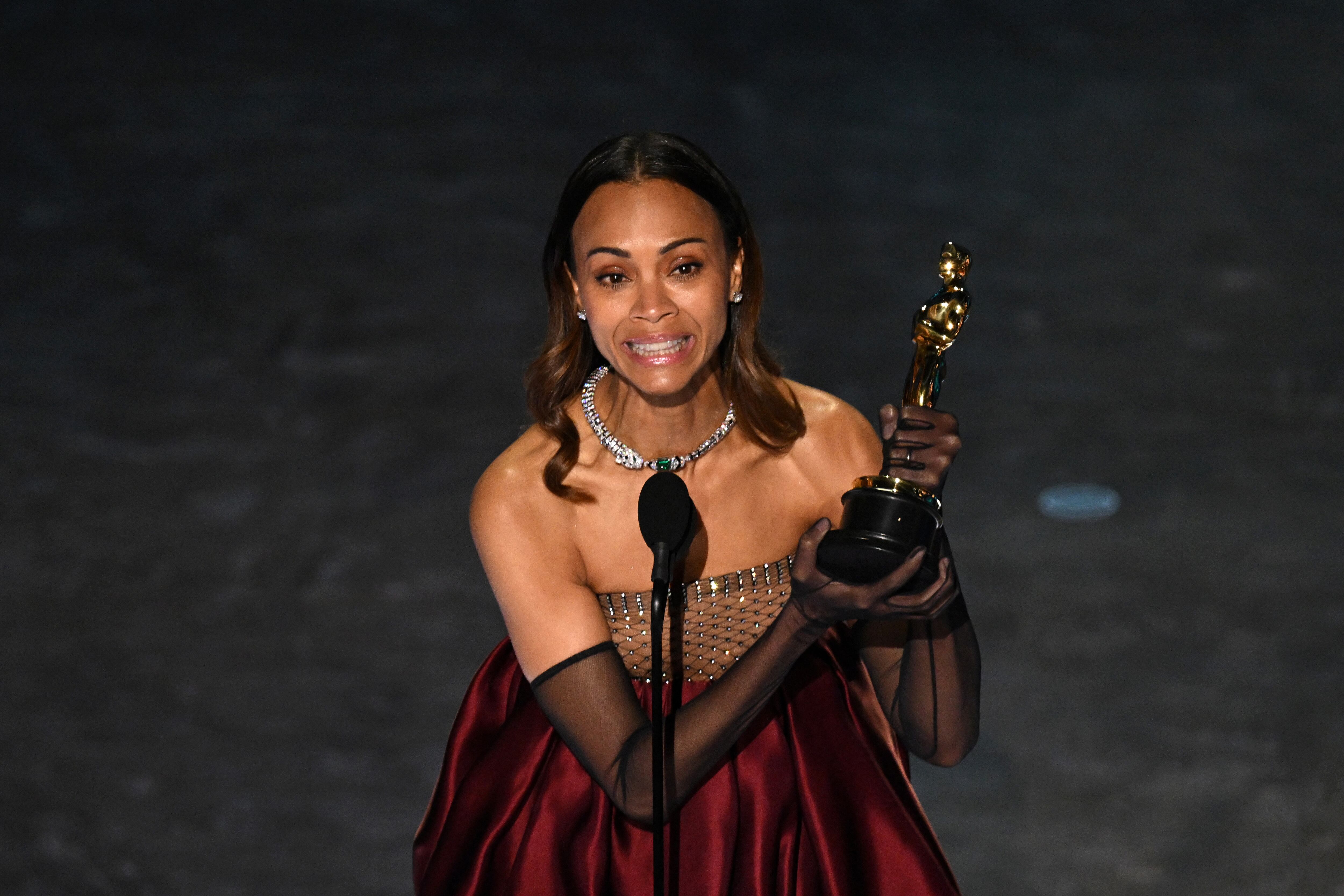 La actriz estadounidense Zoe Saldana gana el premio a la Mejor Actriz de Reparto por "Emilia Pérez".