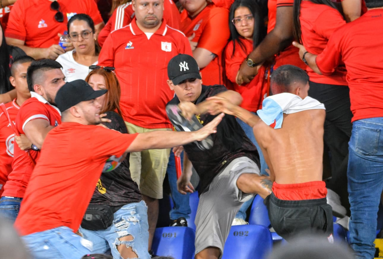 La violencia de algunos aficionados impidió que los aficionados contemplaran la premiación.