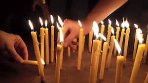 En este día, las personas se reúnen con amigos y familia para celebrar.