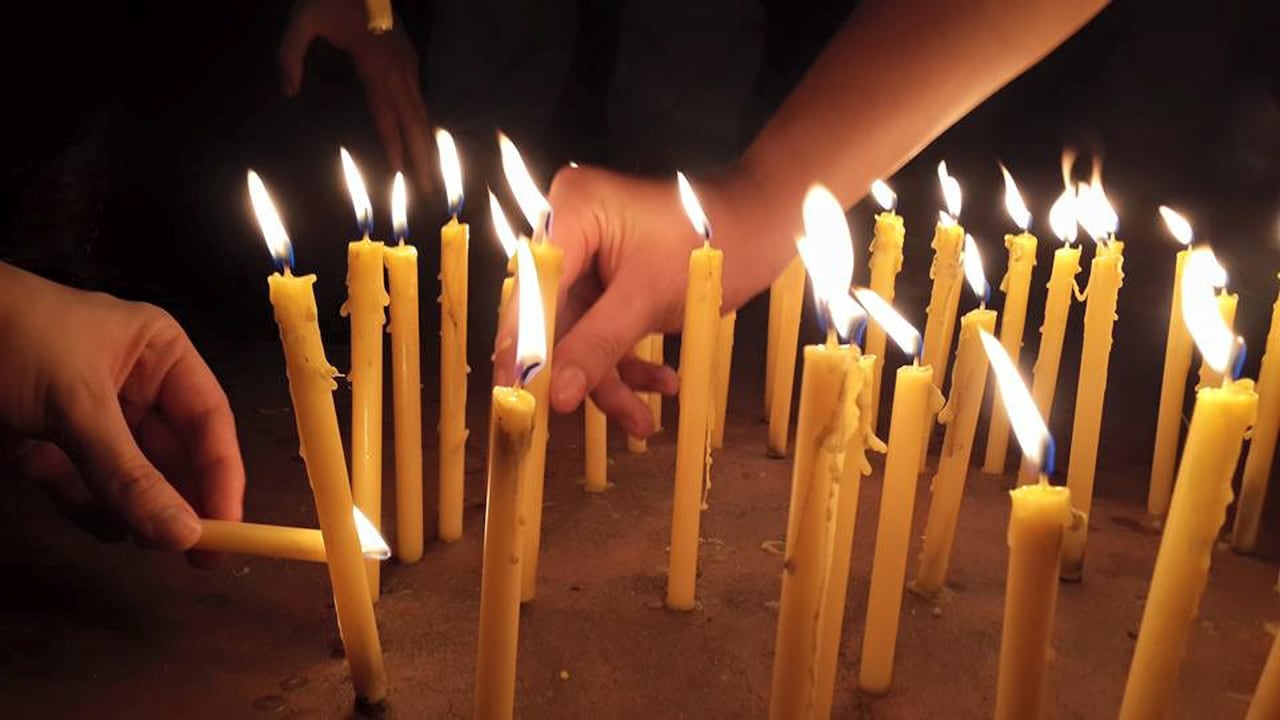 En este día, las personas se reúnen con amigos y familia para celebrar.