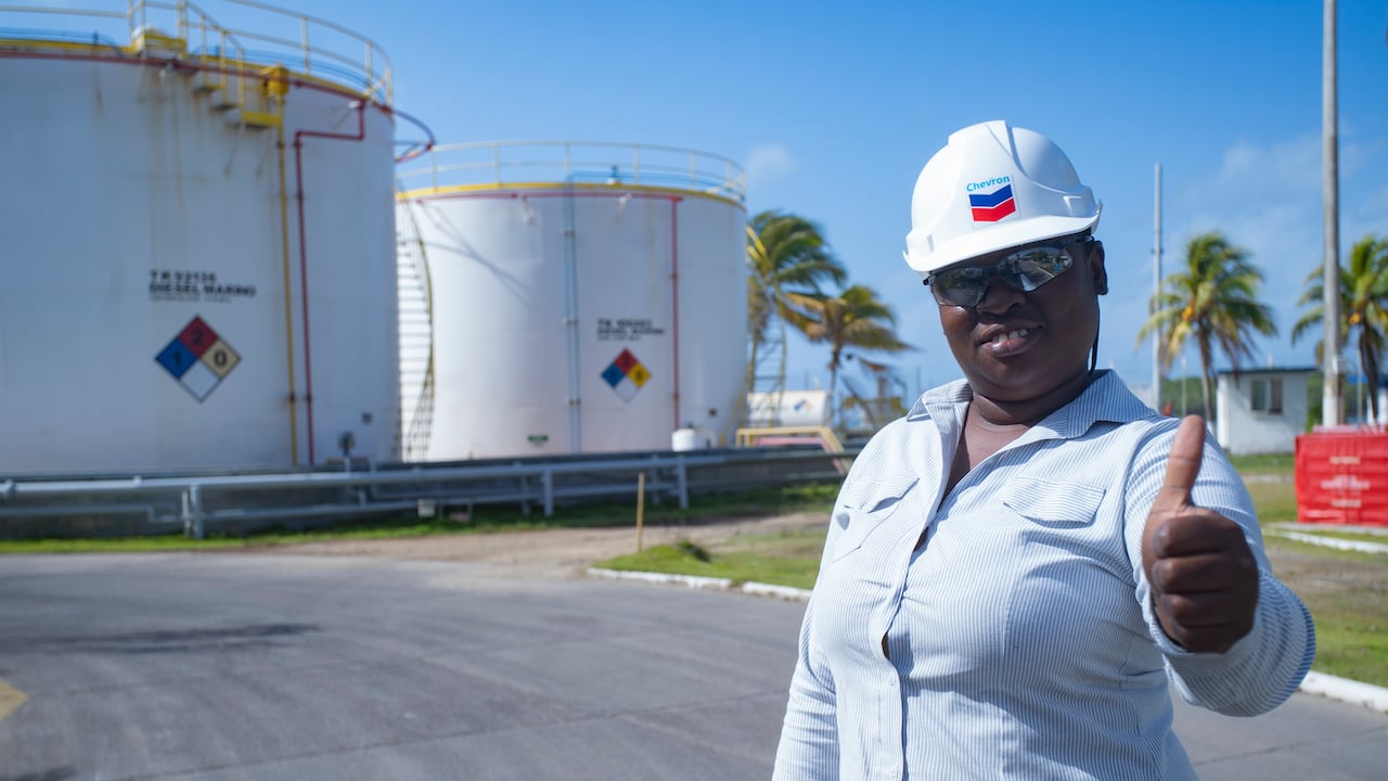 Chevron adelanta inversiones en infraestructura energética en varias regiones del país.