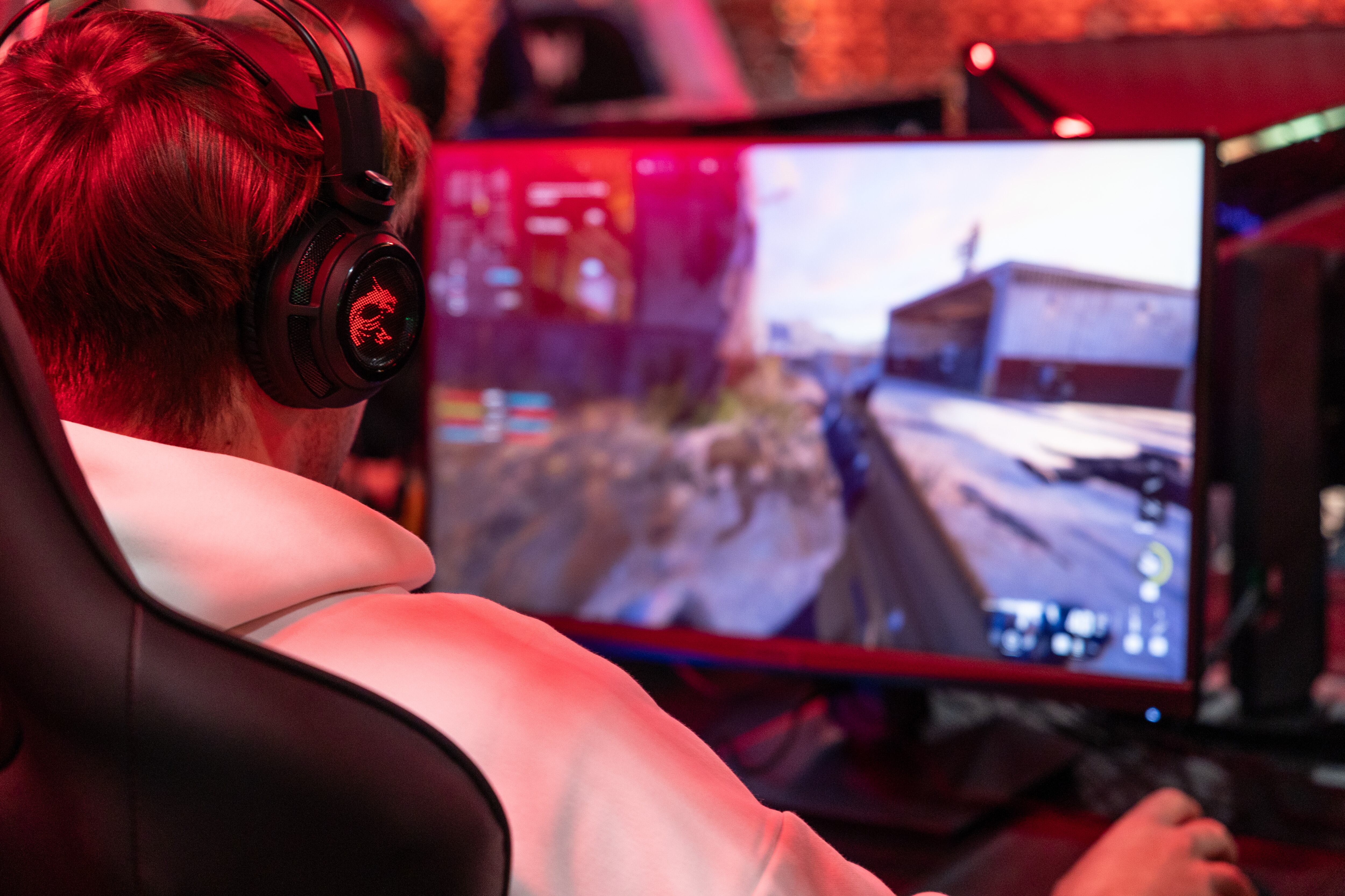 Un hombre juega el videojuego 'Call of Duty Modern Warfare III' durante la Semana de los Juegos de Milán 2023 en Rho Fieramilano el 24 de noviembre de 2023 en Milán, Italia.