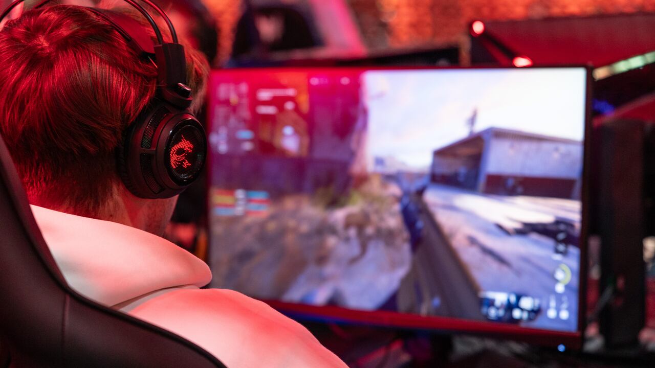 Un hombre juega el videojuego 'Call of Duty Modern Warfare III' durante la Semana de los Juegos de Milán 2023 en Rho Fieramilano el 24 de noviembre de 2023 en Milán, Italia.