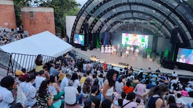 El Teatro al Aire Libre Los Cristales recibió el inicio de la edición número 30 del Festival Petronio Álvarez con actividades culturales y homenajes a su historia.