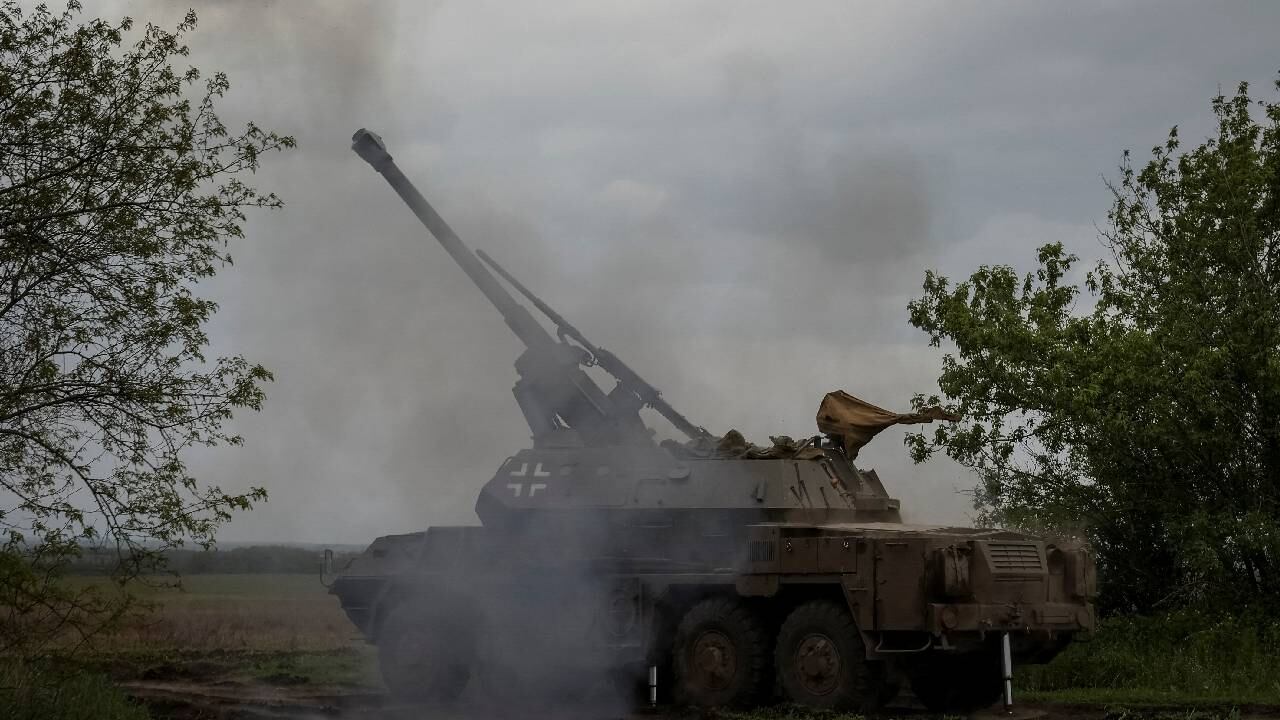 Archivo. Miembros del servicio ucranianos de una 110ª Brigada Mecanizada Separada de las Fuerzas Armadas de Ucrania , lanzan un obús autopropulsado "Dana".