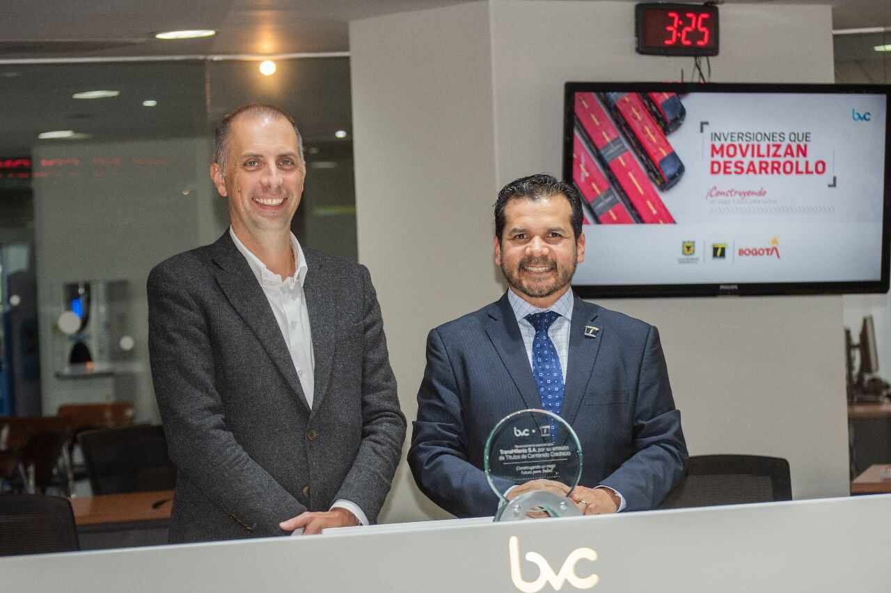 Andrés Restrepo, presidente (e) de bvc y Orlando Santiago, gerente de TransMilenio.