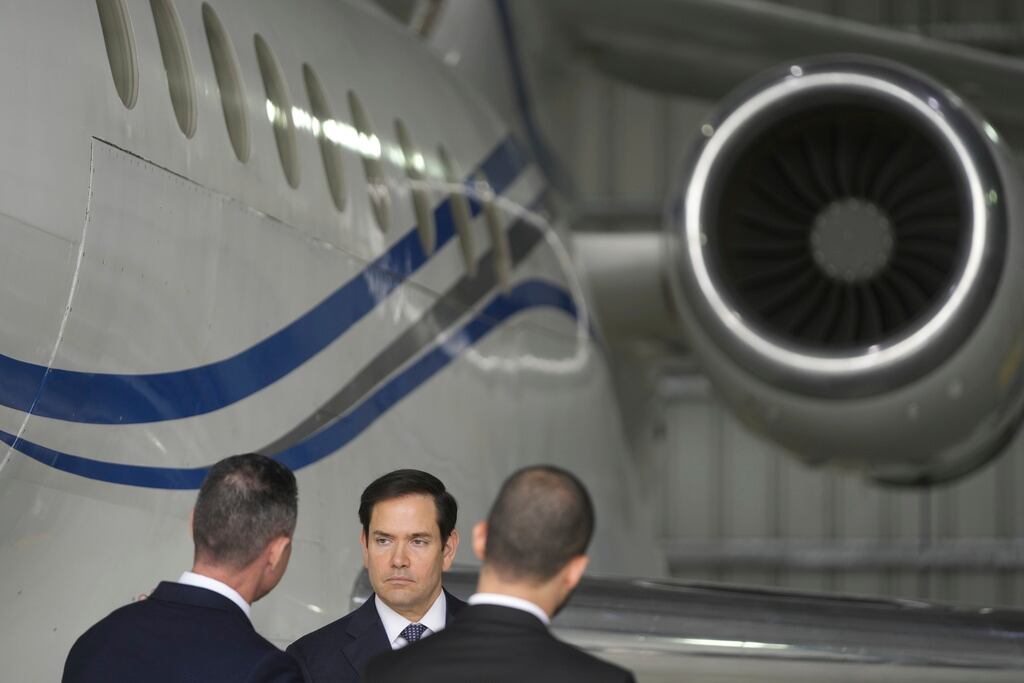 El secretario de Estado de Estados Unidos, Marco Rubio, junto al avión del gobierno venezolano que anunció que Estados Unidos confiscará durante una conferencia de prensa en el Aeropuerto Internacional La Isabela en Santo Domingo, República Dominicana, el jueves 6 de febrero de 2025. (Foto AP/Mark Schiefelbein, Pool)
