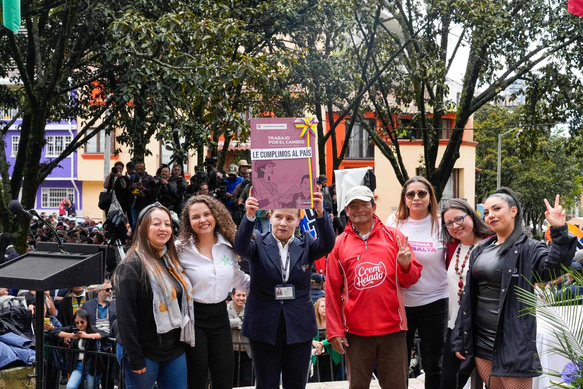 Don Bernardo, "el señor de Crem Helado", junto a otros acompañantes a la sanción de la reforma laboral, en Bogotá