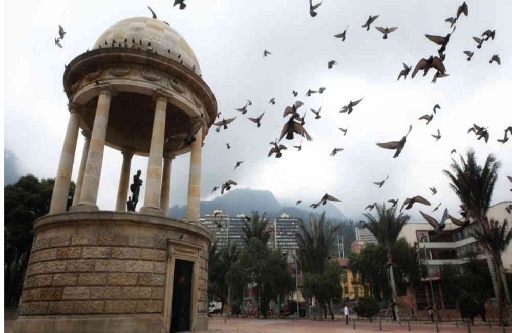 El parque de los periodistas, uno de los más concurridos por su cercanía a la estación Aguas y Universidades, lucía totalmente solo. Foto: Esteban Vega/ Semana