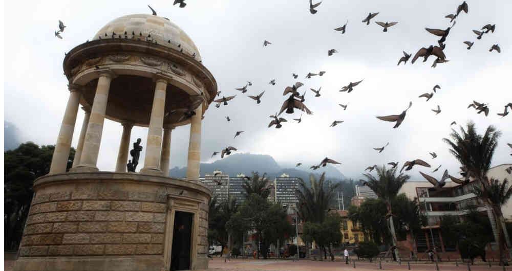 El parque de los periodistas, uno de los más concurridos por su cercanía a la estación Aguas y Universidades, lucía totalmente solo. Foto: Esteban Vega/ Semana