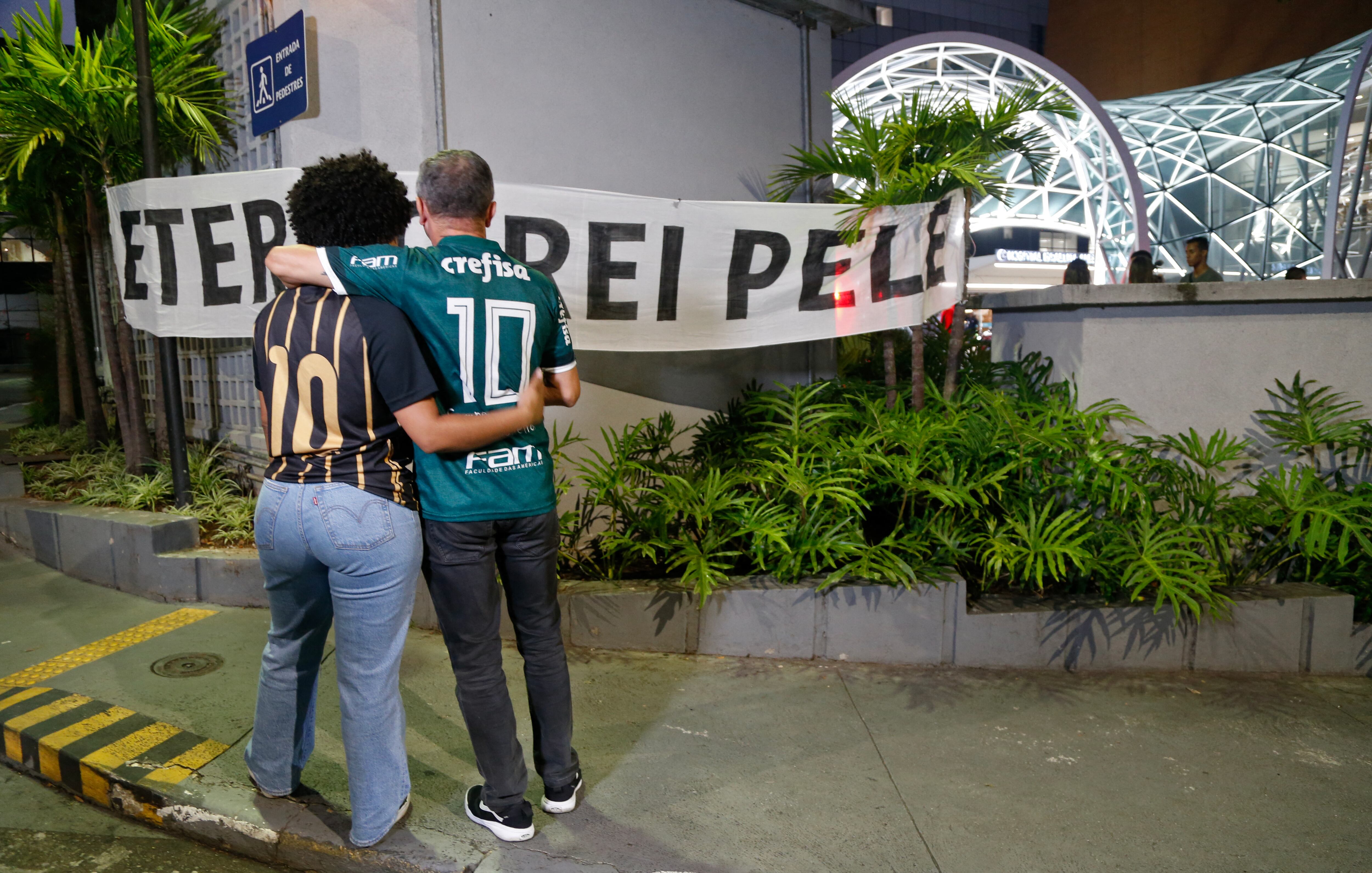 Seguidores de Pelé han llegado al hospital donde murió la leyenda más grande del fútbol brasileño. Foto: AFP.
