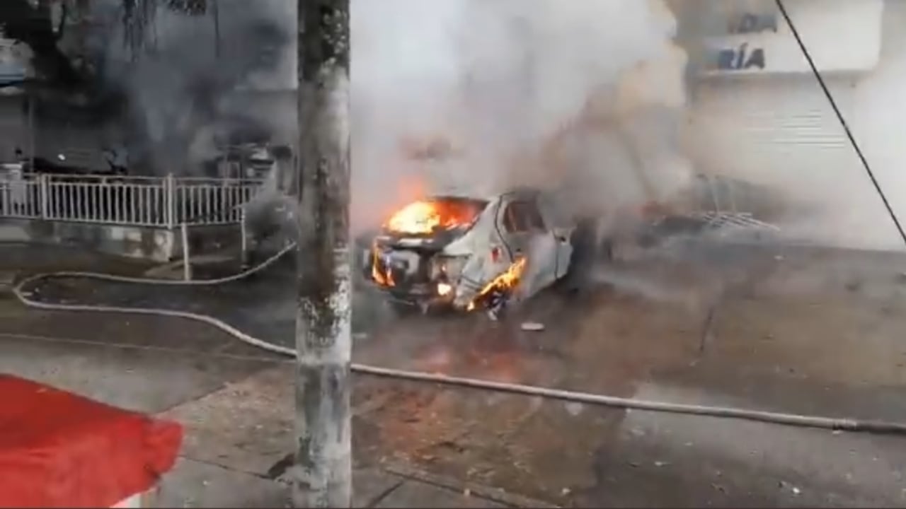 Captura de video del momento del incendio del carro en Cartagena. Foto: Instagram @bomberosctg