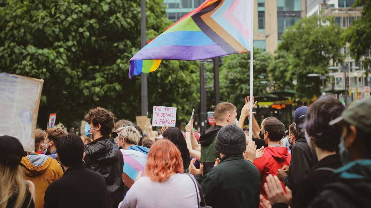 El "pinkwashing" puede minimizar los verdaderos desafíos y luchas de la comunidad LGBTQ+.