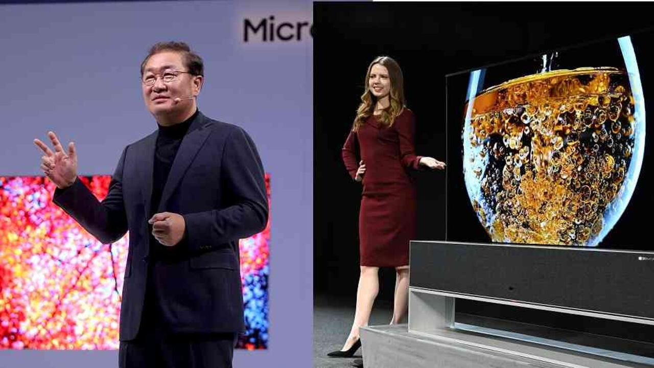 A la izquierda Jonghee Han, presidente de negocios Audio Visuales de Samsung Electronics y a la derecha, la exhibición de LG de su televisor enrrollable.