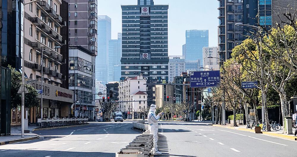 Shanghái vive una realidad alterna a la de todo el mundo con la covid-19. En lugar de reducir las medidas contra la pandemia, han sido aumentadas severamente.