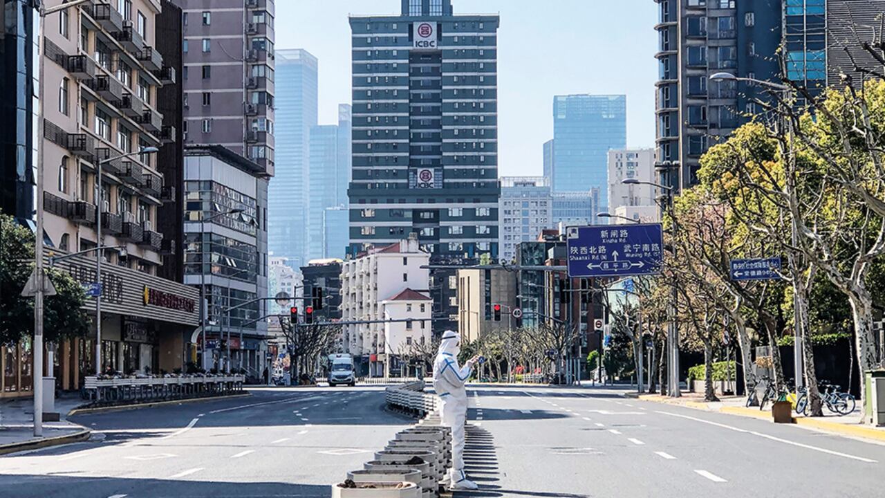 Shanghái vive una realidad alterna a la de todo el mundo con la covid-19. En lugar de reducir las medidas contra la pandemia, han sido aumentadas severamente.