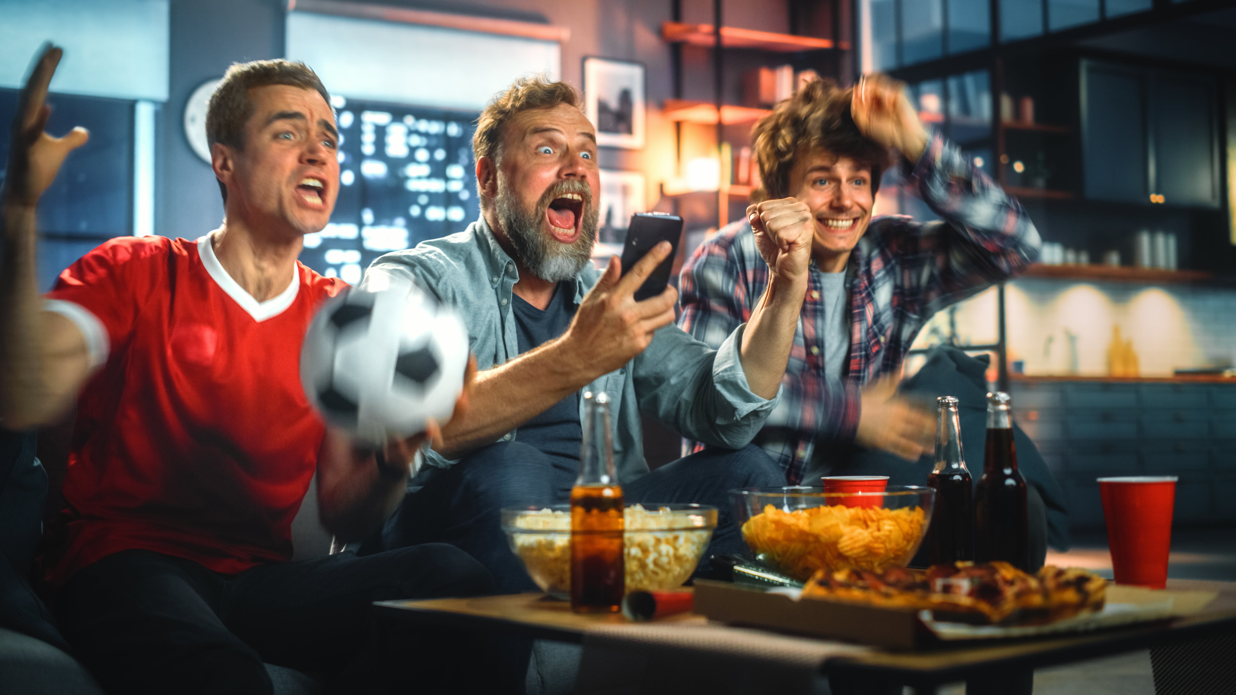 Es común que algunas personas escuchen a sus vecinos celebrar un gol antes de verlo en su propia pantalla.