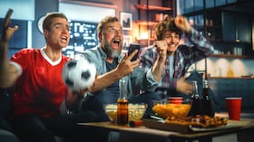 Es común que algunas personas escuchen a sus vecinos celebrar un gol antes de verlo en su propia pantalla.