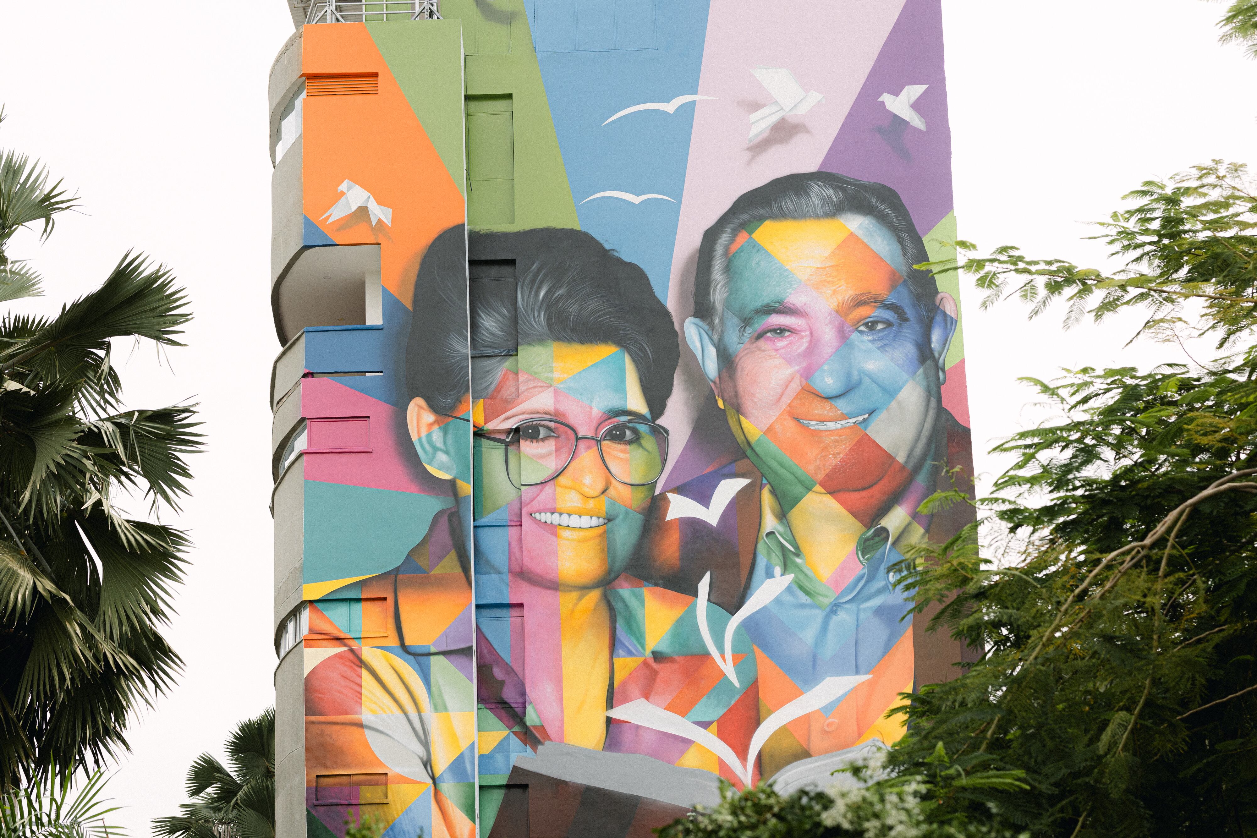El muralista Kobra pasó por Montería, donde dejó su primera obra en Colombia, un homenaje al científico Elías Bechara Zainúm (1920-2013) y a la educadora Saray Castilla de Bechara (1929-2018), pareja que en la educación de la gente vio una prioridad y una oportunidad de construir paz. Fundaron la Universidad del Sinú hace 50 años.