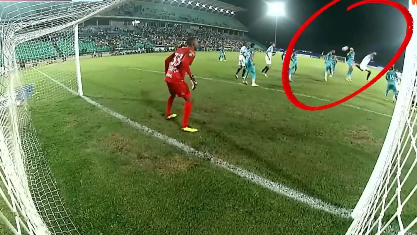 Acción de penal sobre Larry Vásquez en el Jaguares vs. Millonarios.