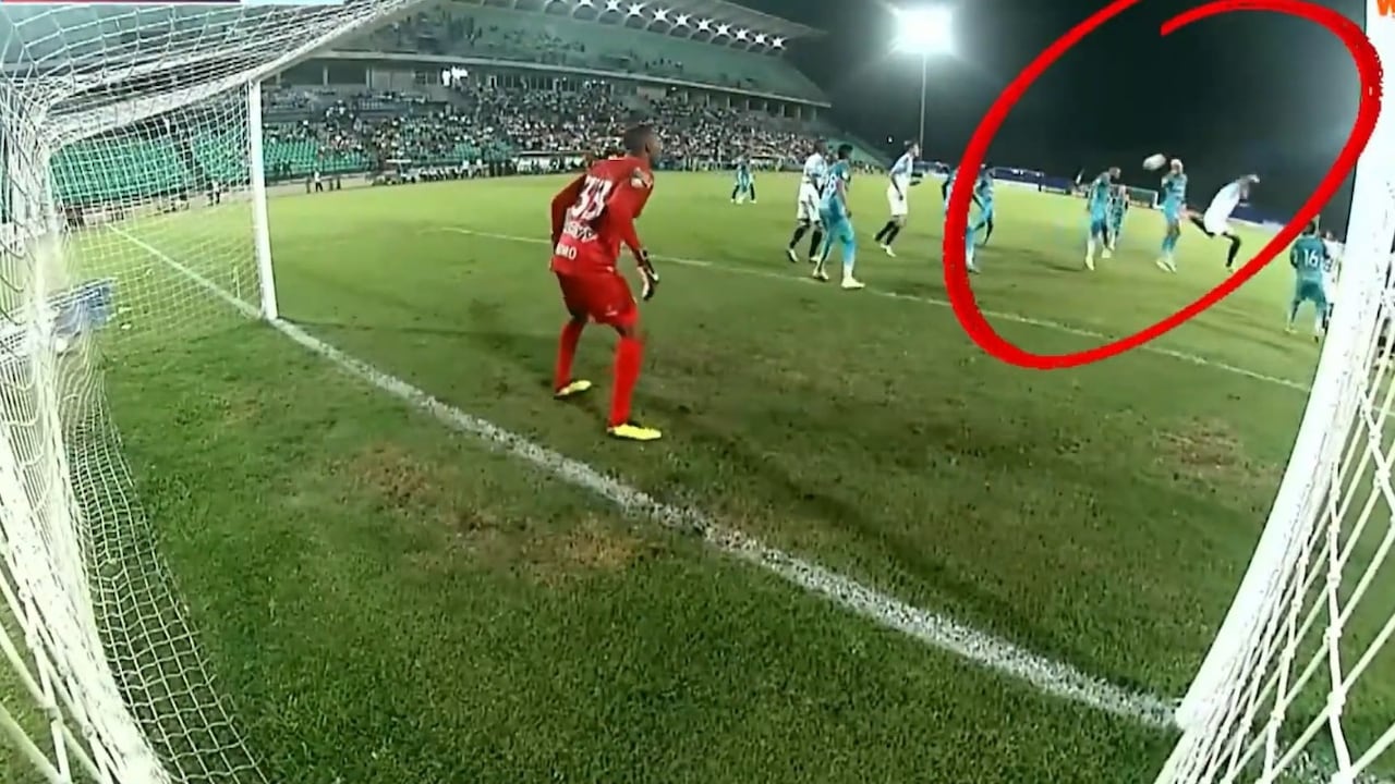 Acción de penal sobre Larry Vásquez en el Jaguares vs. Millonarios.