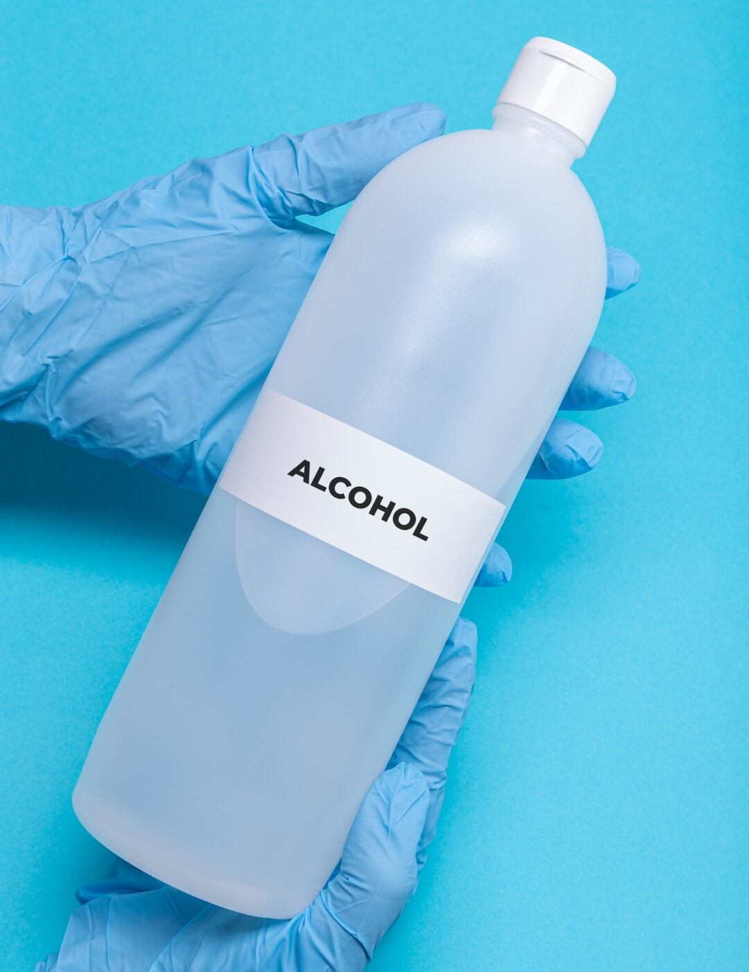 El alcohol isopropílico y el alcohol etílico, comúnmente conocido como etanol, son dos de las variantes más utilizadas.