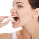 El ajo tiene propiedades diuréticas, depurativas, antisépticas, antibacterianas y antibióticas.