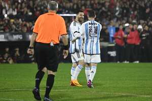 El futbolista argentino Lionel Messi (C) celebra después de anotar durante el partido de despedida de Maximiliano Rodríguez en el estadio Marcelo Bielsa en Rosario, Argentina, el 24 de enero de 2023. (Photo by STRINGER / AFP)