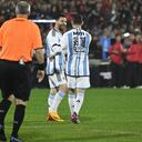 El futbolista argentino Lionel Messi (C) celebra después de anotar durante el partido de despedida de Maximiliano Rodríguez en el estadio Marcelo Bielsa en Rosario, Argentina, el 24 de enero de 2023. (Photo by STRINGER / AFP)