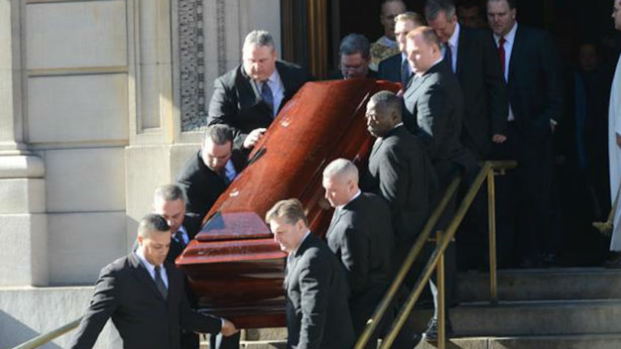 El ataúd de Phillip Seymour Hoffman mientras es sacado de la iglesia. Foto: A.P.