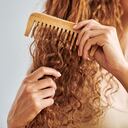 Al peinar el cabello crespo se puede esponjar.