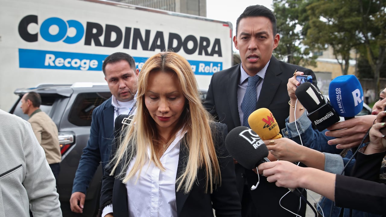 Sandra Ortiz, exconsejera presidencial para las regiones de la Presidencia, en los juzgados de Paloquemao para audiencia de imputación en el escándalo de la UNGRD de cargos: $3.000 millones de pesos y cuatro evidencias que pesan en contra de la "mensajera de name".