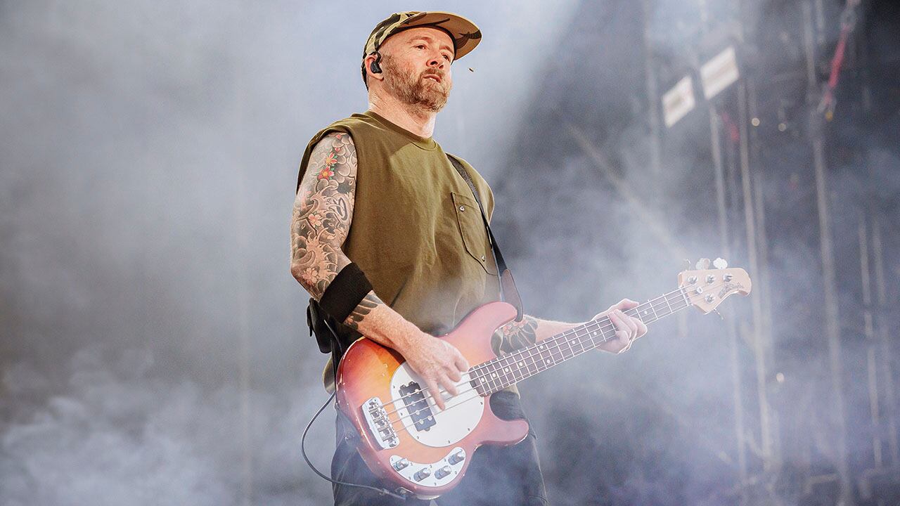 Dave Farrell, apodado Phoenix por sus colegas, es un músico integral, un bajista que deja huella y una persona que en la afición y práctica del golf ha encontrado un escape y un respiro a los ajetreos de la vida del artista en el siglo XXI.