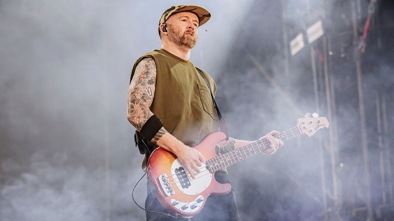 Dave Farrell, apodado Phoenix por sus colegas, es un músico integral, un bajista que deja huella y una persona que en la afición y práctica del golf ha encontrado un escape y un respiro a los ajetreos de la vida del artista en el siglo XXI.