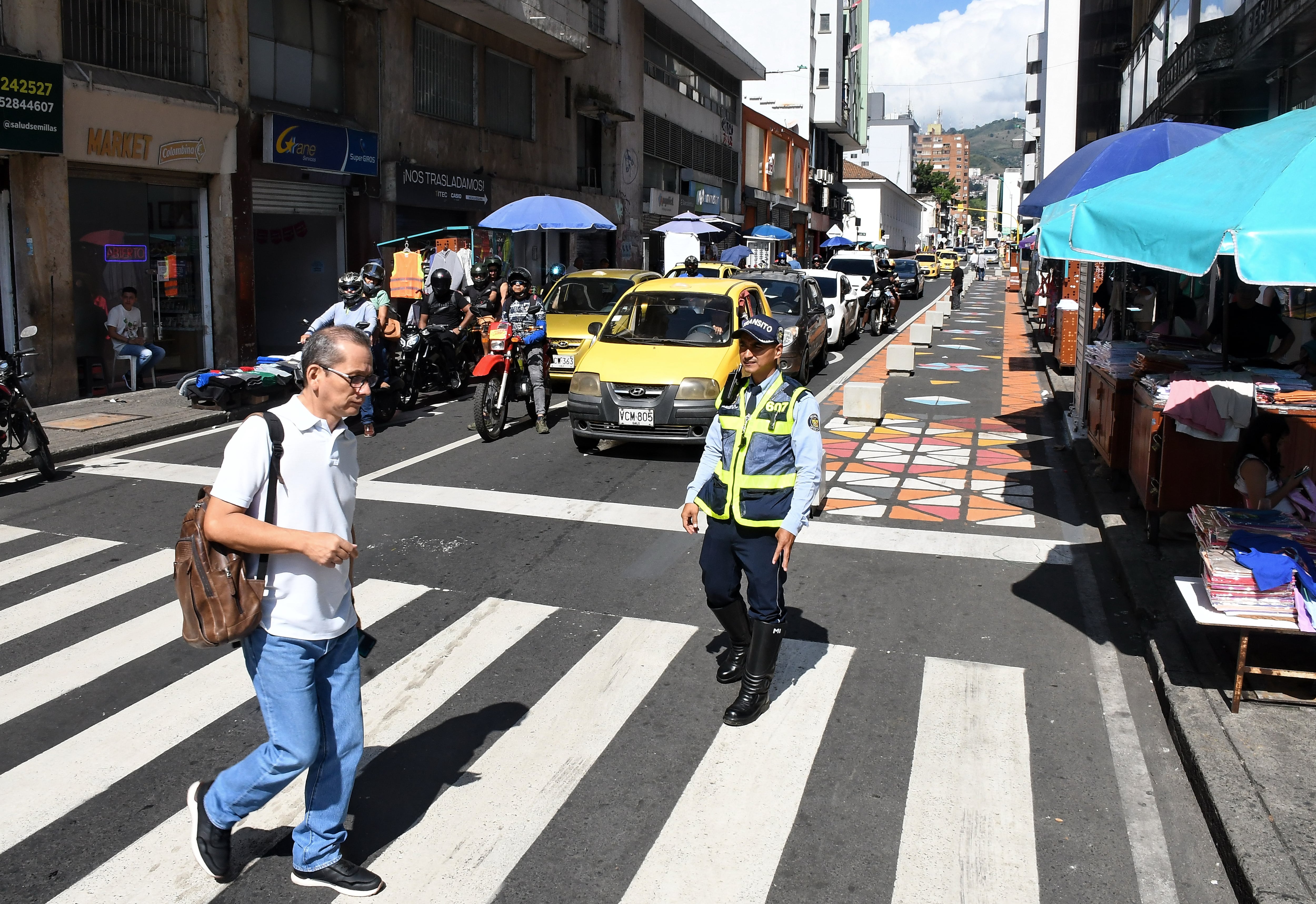 Cali: Peatonalización del centro de Cali en los  alrededores de la Plaza Caicedo. Con el fin de mejorar los espacios para los transeúntes  en la cr 5 entre calle 10 y 11, todo esto dentro de la fase 3 del proyecto de gestión peatonal del centro de la ciudad.