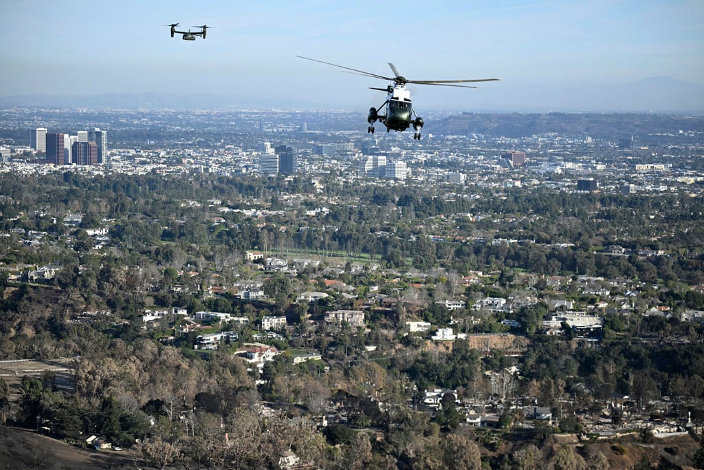 Marine One, con el presidente Donald Trump a bordo, sobrevuela la devastación causada por incendios forestales en áreas de Los Ángeles, el viernes 24 de enero de 2025. (Mandel Ngan/Pool vía AP)