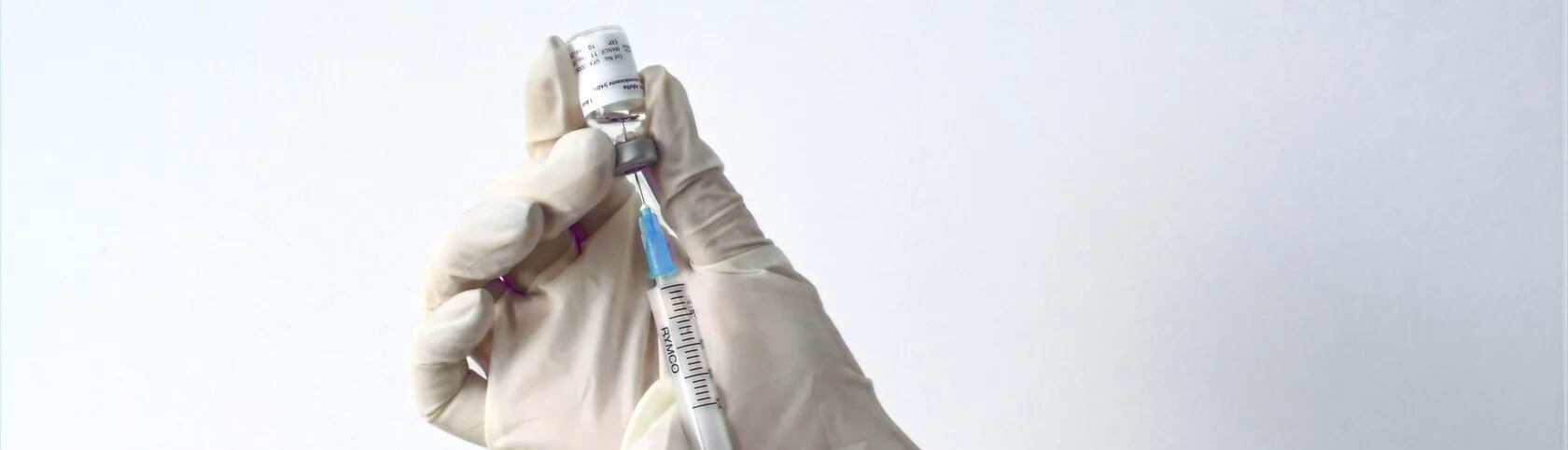 La cruz Roja Colombiana dispondrá de biológicos con los más altos estándares de calidad en 6 puestos de vacunación en toda la ciudad.