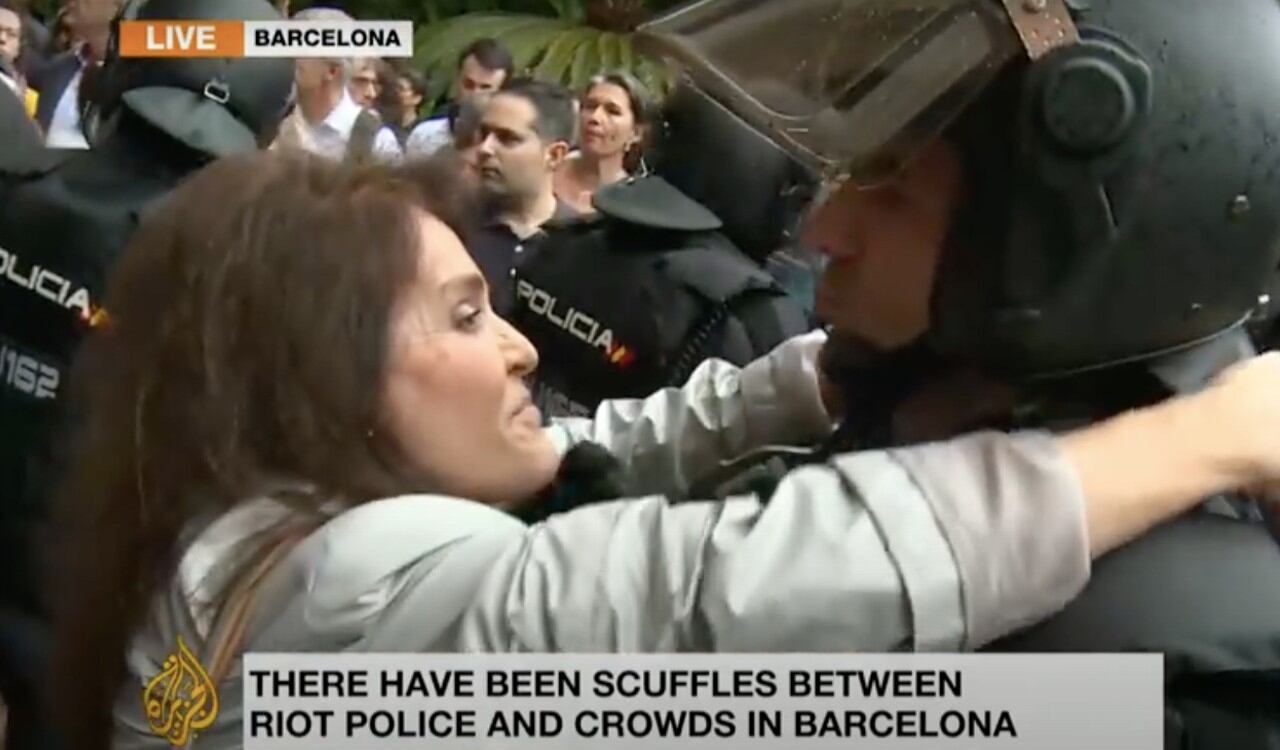 Así agarró la señora desconocida al policía español