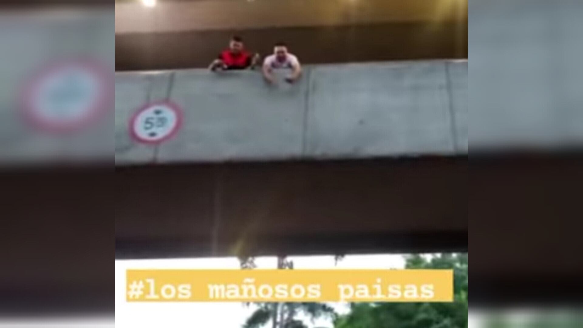 Ante esta situación una gran cantidad de personas que se encontraban en el lugar se agolparon para recoger el dinero