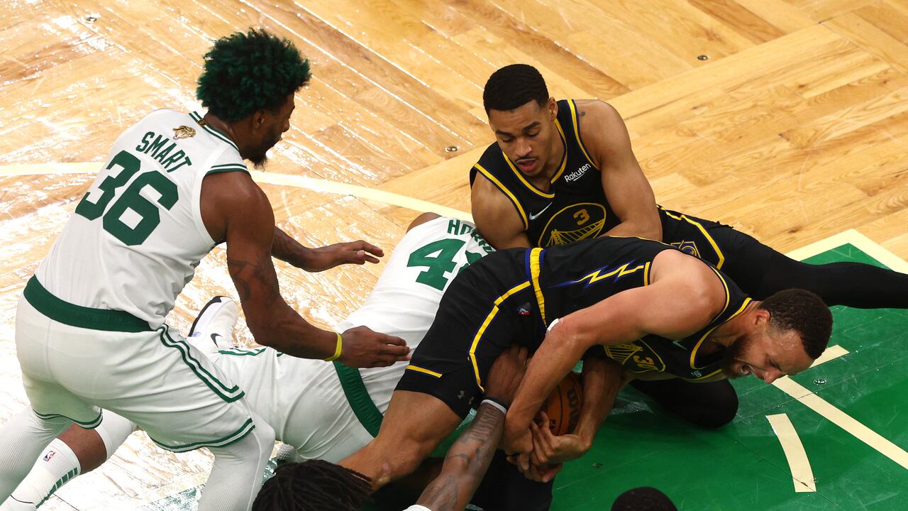 BOSTON, MASSACHUSETTS - JUNE 08: Stephen Curry #30 and Jordan Poole #3 of the Golden State Warriors compete for a loose ball against Al Horford #42 of the Boston Celtics in the fourth quarter during Game Three of the 2022 NBA Finals at TD Garden on June 08, 2022 in Boston, Massachusetts. The Boston Celtics won 116-100. NOTE TO USER: User expressly acknowledges and agrees that, by downloading and/or using this photograph, User is consenting to the terms and conditions of the Getty Images License Agreement. Elsa/Getty Images/AFP (Photo by ELSA / GETTY IMAGES NORTH AMERICA / Getty Images via AFP)