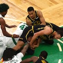Curry grita de dolor al quedar enganchado con su pierna al cuerpo del dominicano Al Horford