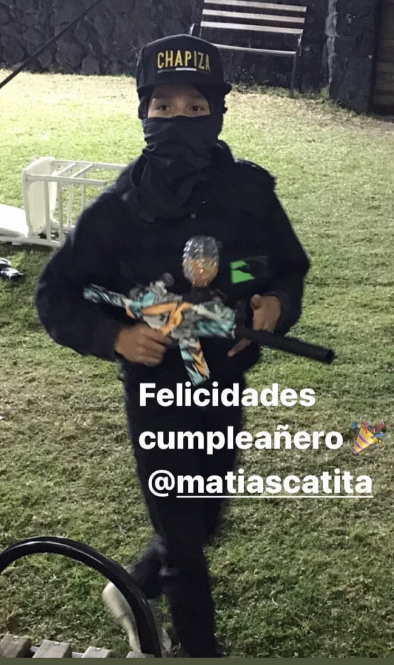 Matías Domínguez, hijo del 'Cata' Domínguez, disfrazado con una gorra alusiva al cartel de Sinaloa