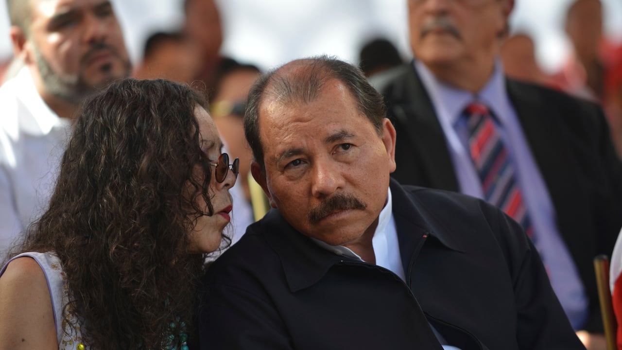 Ordenan cerrar algunas emisoras de Nicaragua.