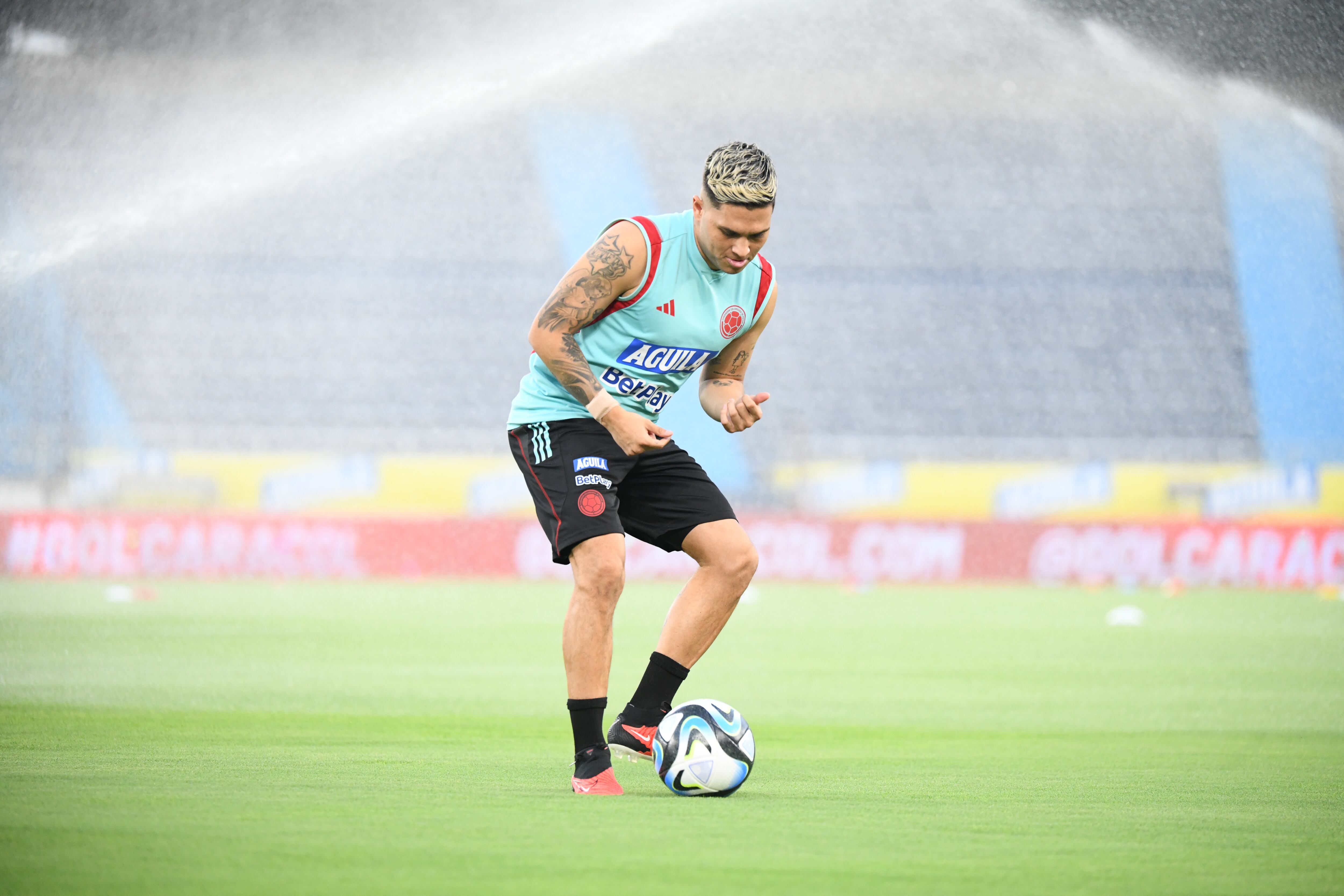 El volante Juan Fernando Quintero con la Selección Colombia en el último entrenamiento previo al debut en las Eliminatorias para el Mundial del 2026.