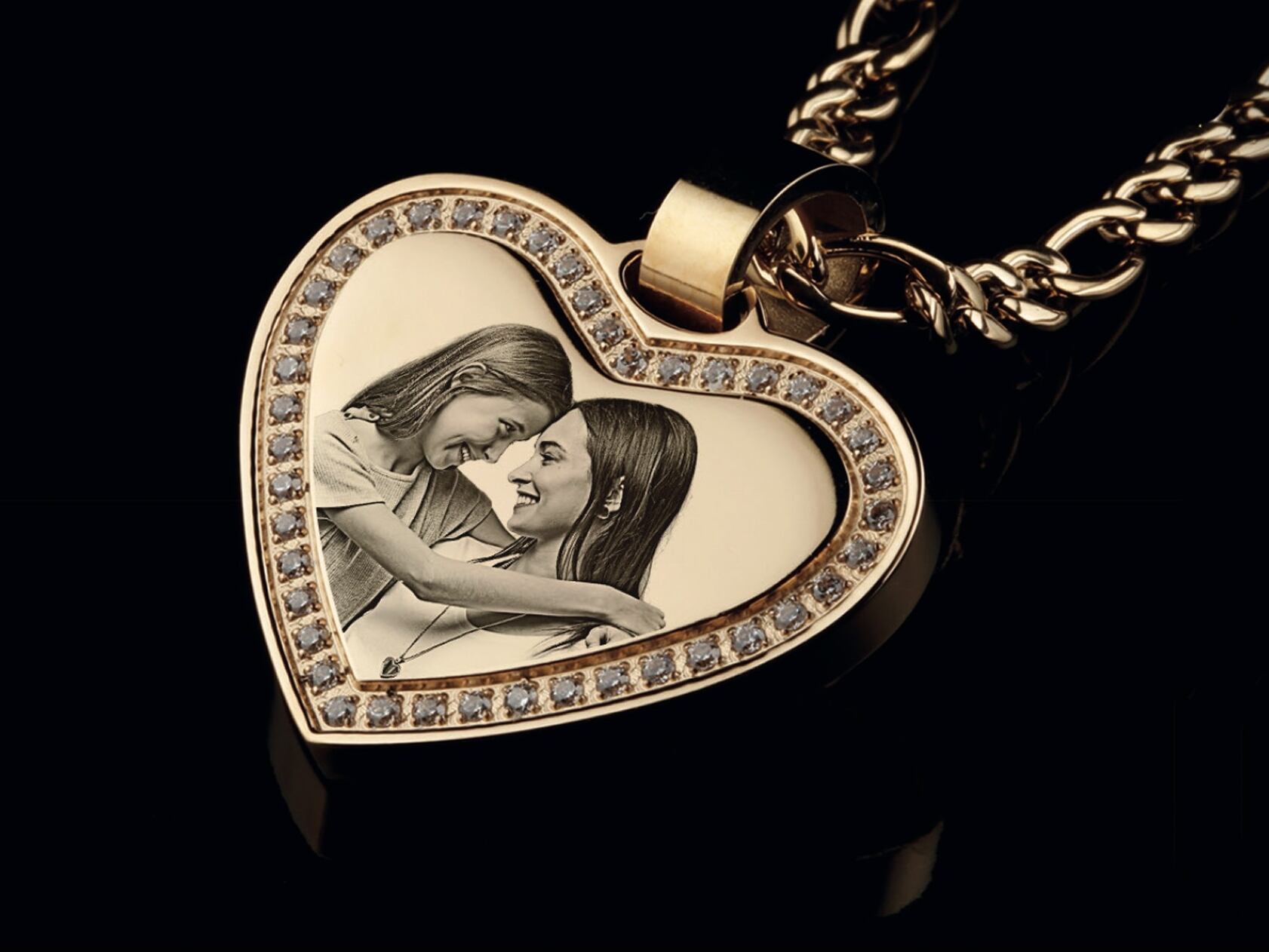 La marca ofrece el servicio de personalización de joyas al grabar en ellas fotografías y textos.